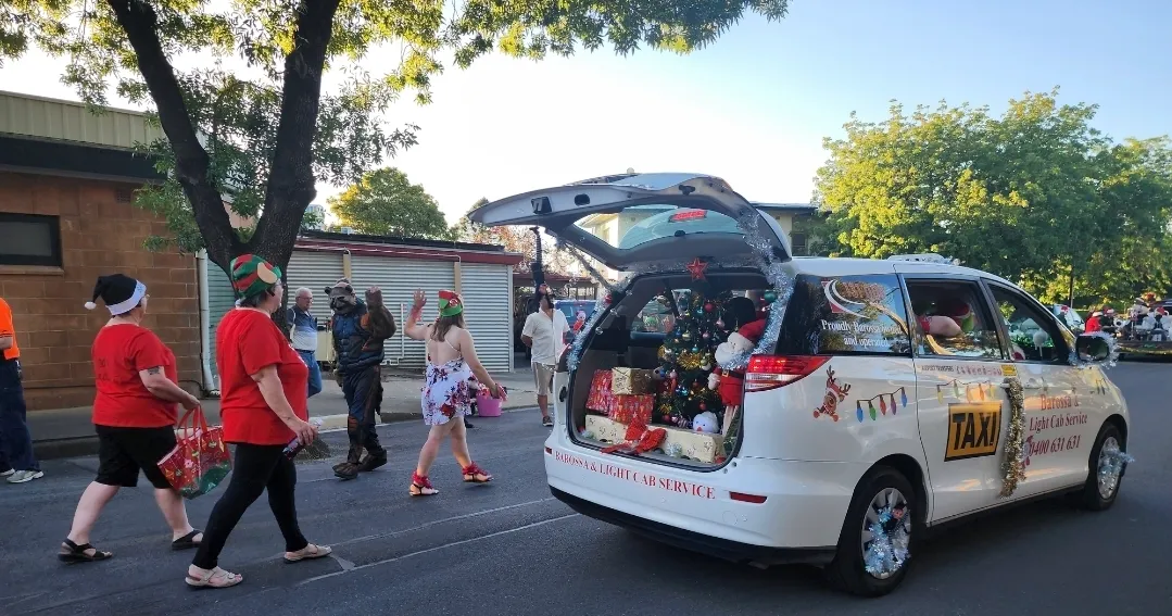 Barossa & Light Cab Service decorated taxi with Christmas tree and gifts at Tanunda parade